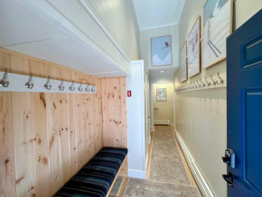 R8 Luxury Bretton Woods Ski-In Ski-out townhome next to beginner ski area w fast wifi and keyless entry